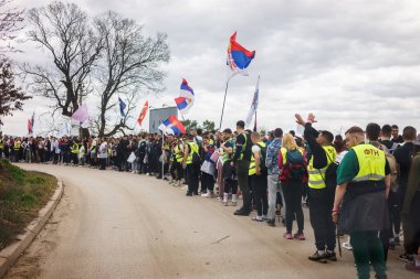 Gornji Milanovac, Sırbistan - 11 Mart 2025: Cacak 'tan Belgrad' a öğrenci yürüyüşü. Gornji Milanovac 'tan Ljig' e ikinci aşama..