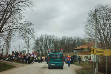 Gornji Milanovac, Sırbistan - 11 Mart 2025: Cacak 'tan Belgrad' a öğrenci yürüyüşü. Gornji Milanovac 'tan Ljig' e ikinci aşama..