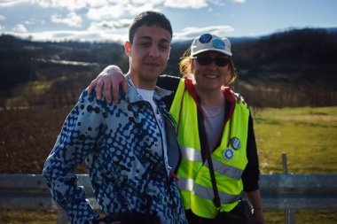 Gornji Milanovac, Sırbistan - 11 Mart 2025: Cacak 'tan Belgrad' a öğrenci yürüyüşü. Gornji Milanovac 'tan Ljig' e ikinci aşama..