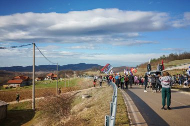 Gornji Milanovac, Sırbistan - 11 Mart 2025: Cacak 'tan Belgrad' a öğrenci yürüyüşü. Gornji Milanovac 'tan Ljig' e ikinci aşama..