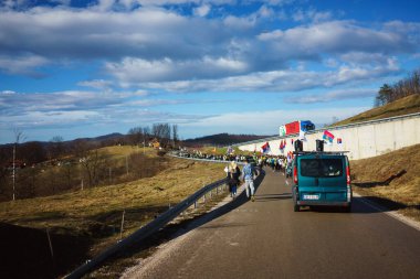 Gornji Milanovac, Sırbistan - 11 Mart 2025: Cacak 'tan Belgrad' a öğrenci yürüyüşü. Gornji Milanovac 'tan Ljig' e ikinci aşama..