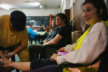 Ljig, Sırbistan - 11 Mart 2025: Cacak 'tan Belgrad' a öğrenci yürüyüşü. Öğrenciler Ljig 'de bir okula yerleştirildi..