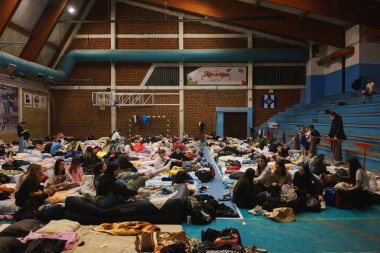 Ljig, Sırbistan - 11 Mart 2025: Cacak 'tan Belgrad' a öğrenci yürüyüşü. Öğrenciler Ljig 'de bir okula yerleştirildi..