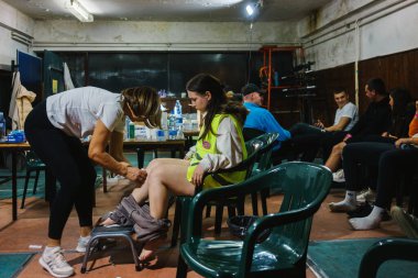 Ljig, Sırbistan - 11 Mart 2025: Cacak 'tan Belgrad' a öğrenci yürüyüşü. Öğrenciler Ljig 'de bir okula yerleştirildi..