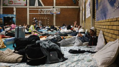 Ljig, Sırbistan - 11 Mart 2025: Cacak 'tan Belgrad' a öğrenci yürüyüşü. Öğrenciler Ljig 'de bir okula yerleştirildi..