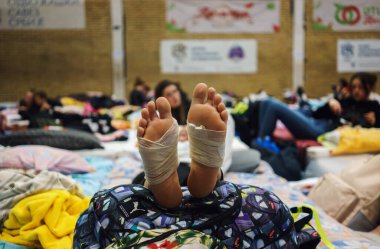 Uzun bir yürüyüşten kalan yaralı ayakların detayları..