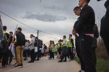 Ljig, Sırbistan - 12 Mart 2025: Cacak 'tan Belgrad' a öğrenci yürüyüşü. Ljig 'den Lazarevac' a üçüncü aşama..