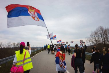 Ljig, Sırbistan - 12 Mart 2025: Cacak 'tan Belgrad' a öğrenci yürüyüşü. Ljig 'den Lazarevac' a üçüncü aşama..