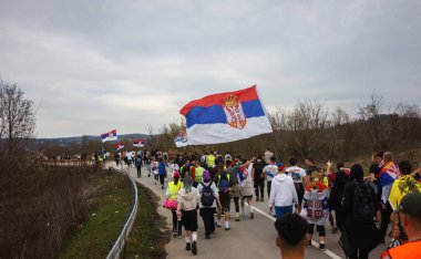 Ljig, Sırbistan - 12 Mart 2025: Cacak 'tan Belgrad' a öğrenci yürüyüşü. Ljig 'den Lazarevac' a üçüncü aşama..