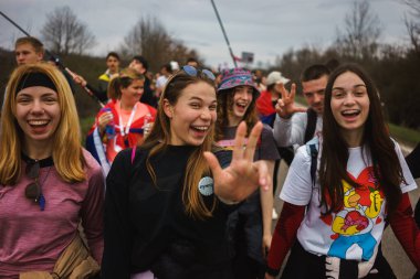 Ljig, Sırbistan - 12 Mart 2025: Cacak 'tan Belgrad' a öğrenci yürüyüşü. Ljig 'den Lazarevac' a üçüncü aşama..