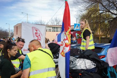 Lazarevac, Sırbistan - 12 Mart 2025: Cacak 'tan Belgrad' a öğrenci protesto yürüyüşü. Lazarevac 'taki öğrencilerin hoş geldiniz..