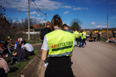 Lazarevac, Sırbistan - 12 Mart 2025: Cacak 'tan Belgrad' a öğrenci protesto yürüyüşü. Lazarevac 'taki öğrencilerin hoş geldiniz..