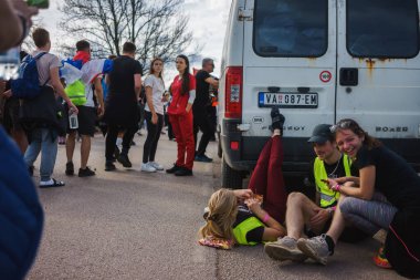 Lazarevac, Sırbistan - 12 Mart 2025: Cacak 'tan Belgrad' a öğrenci protesto yürüyüşü. Lazarevac 'taki öğrencilerin hoş geldiniz..