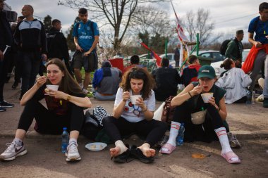Lazarevac, Sırbistan - 12 Mart 2025: Cacak 'tan Belgrad' a öğrenci protesto yürüyüşü. Lazarevac 'taki öğrencilerin hoş geldiniz..
