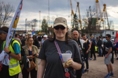 Lazarevac, Sırbistan - 12 Mart 2025: Cacak 'tan Belgrad' a öğrenci protesto yürüyüşü. Lazarevac 'taki öğrencilerin hoş geldiniz..
