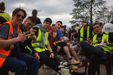 Lazarevac, Sırbistan - 12 Mart 2025: Cacak 'tan Belgrad' a öğrenci protesto yürüyüşü. Lazarevac 'taki öğrencilerin hoş geldiniz..