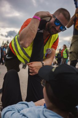 Lazarevac, Sırbistan - 12 Mart 2025: Cacak 'tan Belgrad' a öğrenci protesto yürüyüşü. Lazarevac 'taki öğrencilerin hoş geldiniz..