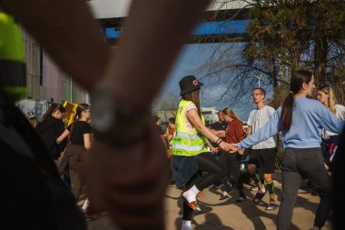 Lazarevac, Sırbistan - 12 Mart 2025: Cacak 'tan Belgrad' a öğrenci protesto yürüyüşü. Lazarevac 'taki öğrencilerin hoş geldiniz..