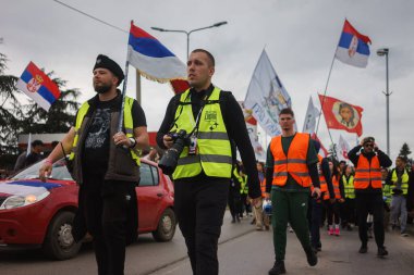 Obrenovac, Sırbistan - 14 Mart 2025: Cacak 'tan Belgrad' a öğrenci yürüyüşü. Obrenovac 'tan Belgrad' a beşinci aşama.