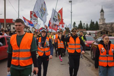 Obrenovac, Sırbistan - 14 Mart 2025: Cacak 'tan Belgrad' a öğrenci yürüyüşü. Obrenovac 'tan Belgrad' a beşinci aşama.