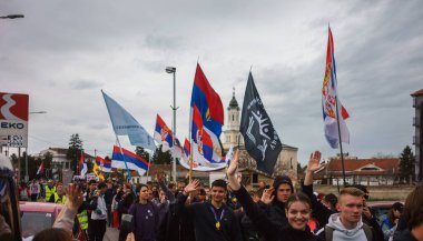 Obrenovac, Sırbistan - 14 Mart 2025: Cacak 'tan Belgrad' a öğrenci yürüyüşü. Obrenovac 'tan Belgrad' a beşinci aşama.