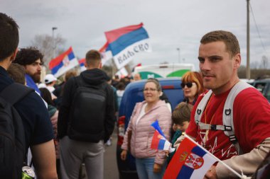 Lazarevac, Sırbistan - 12 Mart 2025: Cacak 'tan Belgrad' a öğrenci protesto yürüyüşü. Lazarevac 'taki öğrencilerin hoş geldiniz..