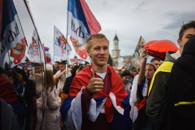 Obrenovac, Sırbistan - 14 Mart 2025: Cacak 'tan Belgrad' a öğrenci yürüyüşü. Obrenovac 'tan Belgrad' a beşinci aşama.