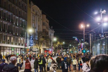 Obrenovac, Sırbistan - 14 Mart 2025: Cacak 'tan Belgrad' a öğrenci yürüyüşü. Obrenovac 'tan Belgrad' a beşinci aşama.