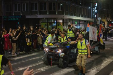 Obrenovac, Sırbistan - 14 Mart 2025: Cacak 'tan Belgrad' a öğrenci yürüyüşü. Obrenovac 'tan Belgrad' a beşinci aşama.