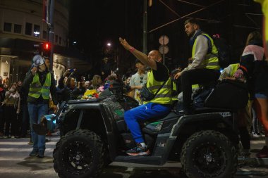 Obrenovac, Sırbistan - 14 Mart 2025: Cacak 'tan Belgrad' a öğrenci yürüyüşü. Obrenovac 'tan Belgrad' a beşinci aşama.
