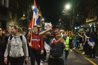 Obrenovac, Sırbistan - 14 Mart 2025: Cacak 'tan Belgrad' a öğrenci yürüyüşü. Obrenovac 'tan Belgrad' a beşinci aşama.
