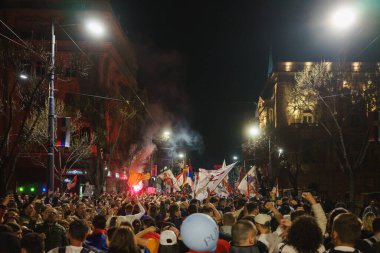 Obrenovac, Sırbistan - 14 Mart 2025: Cacak 'tan Belgrad' a öğrenci yürüyüşü. Obrenovac 'tan Belgrad' a beşinci aşama.