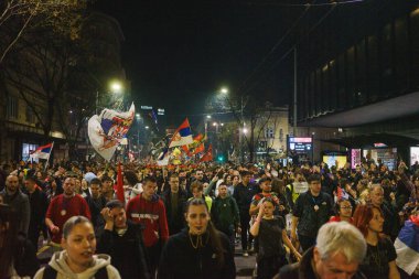 Obrenovac, Sırbistan - 14 Mart 2025: Cacak 'tan Belgrad' a öğrenci yürüyüşü. Obrenovac 'tan Belgrad' a beşinci aşama.