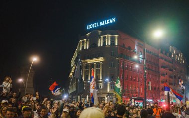 Obrenovac, Sırbistan - 14 Mart 2025: Cacak 'tan Belgrad' a öğrenci yürüyüşü. Obrenovac 'tan Belgrad' a beşinci aşama.
