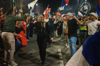 Obrenovac, Sırbistan - 14 Mart 2025: Cacak 'tan Belgrad' a öğrenci yürüyüşü. Obrenovac 'tan Belgrad' a beşinci aşama.