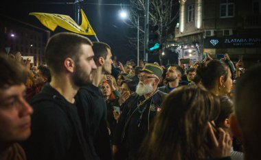Obrenovac, Sırbistan - 14 Mart 2025: Cacak 'tan Belgrad' a öğrenci yürüyüşü. Obrenovac 'tan Belgrad' a beşinci aşama.