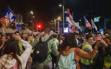 Obrenovac, Sırbistan - 14 Mart 2025: Cacak 'tan Belgrad' a öğrenci yürüyüşü. Obrenovac 'tan Belgrad' a beşinci aşama.