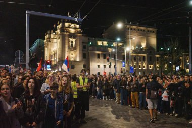 Obrenovac, Sırbistan - 14 Mart 2025: Cacak 'tan Belgrad' a öğrenci yürüyüşü. Obrenovac 'tan Belgrad' a beşinci aşama.