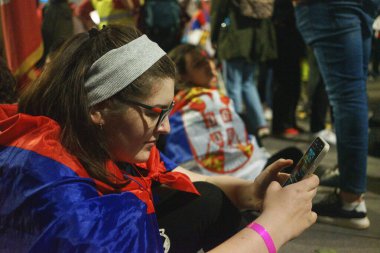 Obrenovac, Sırbistan - 14 Mart 2025: Cacak 'tan Belgrad' a öğrenci yürüyüşü. Obrenovac 'tan Belgrad' a beşinci aşama.