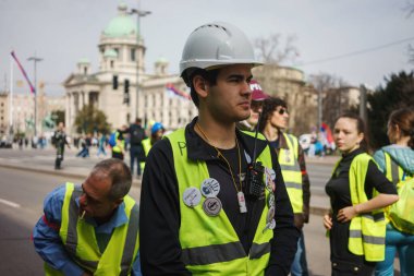Belgrad, Sırbistan - 15 Mart 2025: Şehir merkezindeki vatandaşlara karşı büyük bir öğrenci protestosu. İnsanlar Novi Sad 'da ölenlerin sorumluluğunu üstleniyor..
