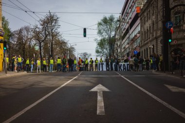 Belgrad, Sırbistan - 15 Mart 2025: Şehir merkezindeki vatandaşlara karşı büyük bir öğrenci protestosu. İnsanlar Novi Sad 'da ölenlerin sorumluluğunu üstleniyor..