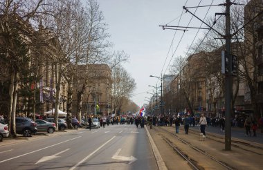 Belgrad, Sırbistan - 15 Mart 2025: Şehir merkezindeki vatandaşlara karşı büyük bir öğrenci protestosu. İnsanlar Novi Sad 'da ölenlerin sorumluluğunu üstleniyor..