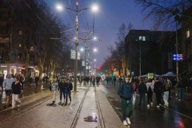 Belgrad, Sırbistan - 15 Mart 2025: Şehir merkezindeki vatandaşlara karşı büyük bir öğrenci protestosu. İnsanlar Novi Sad 'da ölenlerin sorumluluğunu üstleniyor..