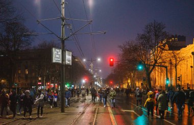 Belgrad, Sırbistan - 15 Mart 2025: Şehir merkezindeki vatandaşlara karşı büyük bir öğrenci protestosu. İnsanlar Novi Sad 'da ölenlerin sorumluluğunu üstleniyor..