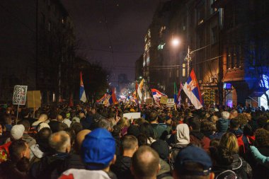 Belgrad, Sırbistan - 15 Mart 2025: Şehir merkezindeki vatandaşlara karşı büyük bir öğrenci protestosu. İnsanlar Novi Sad 'da ölenlerin sorumluluğunu üstleniyor..