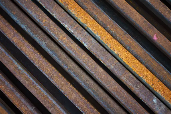 Kullanılmayan eski rayların ayrıntıları, dokunun ve materyalin yakın görüntüsü.