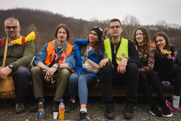 Cacak, Sırbistan - 10 Mart 2025: Cacak 'tan Belgrad' a öğrenci yürüyüşü. Öğrenciler Gornji Milanovac yakınlarında tatile çıktılar.