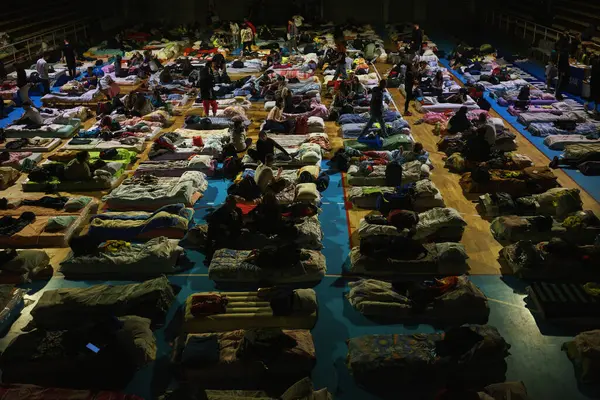 Gornji Milanovac, Sırbistan - 10 Mart 2025: Cacak 'tan Belgrad' a öğrenci yürüyüşü. Öğrenciler Gornji Milanovac 'taki spor salonuna yerleştirildi..