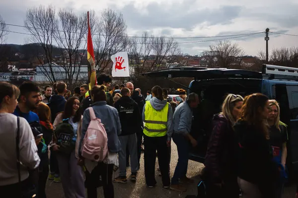 Gornji Milanovac, Sırbistan - 11 Mart 2025: Cacak 'tan Belgrad' a öğrenci yürüyüşü. Gornji Milanovac 'tan Ljig' e ikinci aşama..