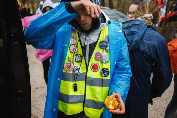 Gornji Milanovac, Sırbistan - 11 Mart 2025: Cacak 'tan Belgrad' a öğrenci yürüyüşü. Gornji Milanovac 'tan Ljig' e ikinci aşama..